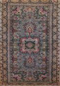 Türkischer Teppich, mit feiner Zeichnung, dunkelgrundig, zentrales Medaillon und Floralmotiven, Fra