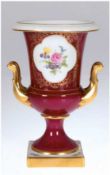 Kratervase, Küps, Lindner-Porzellan, roter Fond, in gold gerahmter Kartusche polychrome Blumenmaler