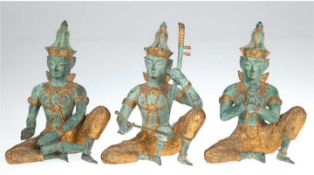 3 Muszierende Tempelfiguren, Thailand, Weißmetallguß, grün und goldfarben patiniert, H. 14 cm