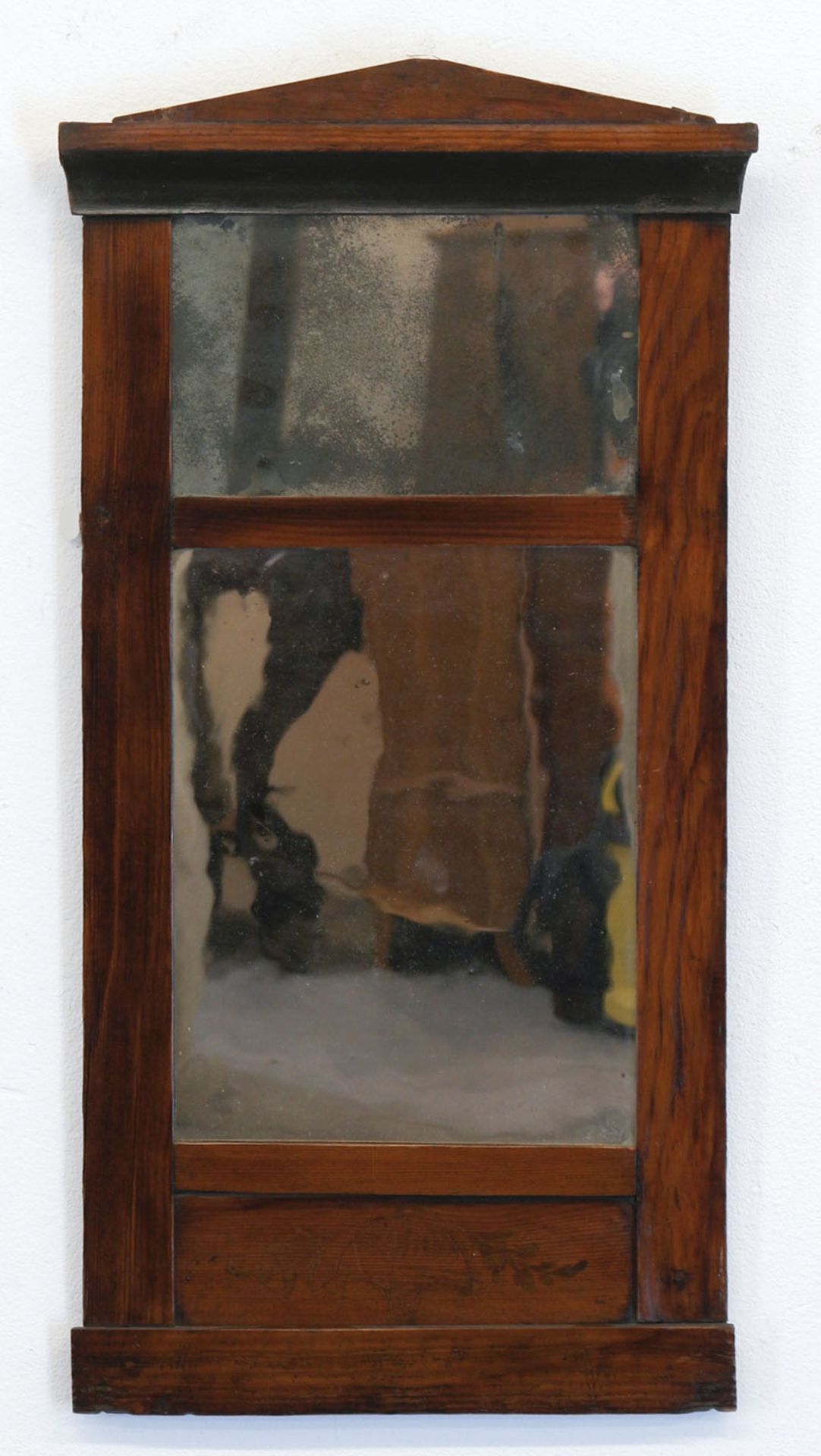 Biedermeier-Spiegel, mahagonifarben, geteiltes Spiegelfeld, Schinkelgiebel, 58x30 cm