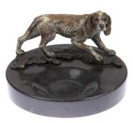 Bronze-Figur auf Schale "Jagdhund", Nachguß 20. Jh., farbig gefaßt, Wiener Gießermarke "AB in Ampho