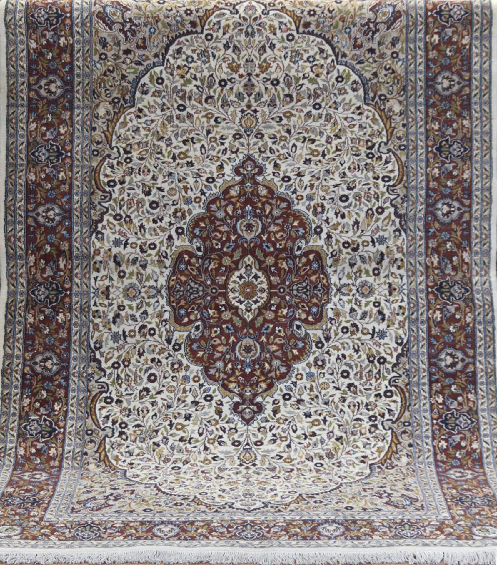 Orientalischer Nain, hellgrundig, mit zentralem Medaillon und floralen Motiven, Kanten sowie stelle