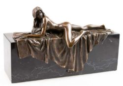 Bronze-Figur "Weiblicher Akt auf Tuch liegend", Nachguß 20. Jh., bez. "Jean Patoue", braun patinier