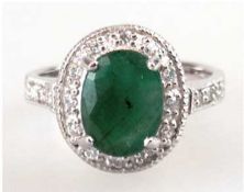 Ring, 925er Silber rhodiniert, großer Smaragd 10,5 x 8 mm, Ringschultern und Entourage mit Zirkonia