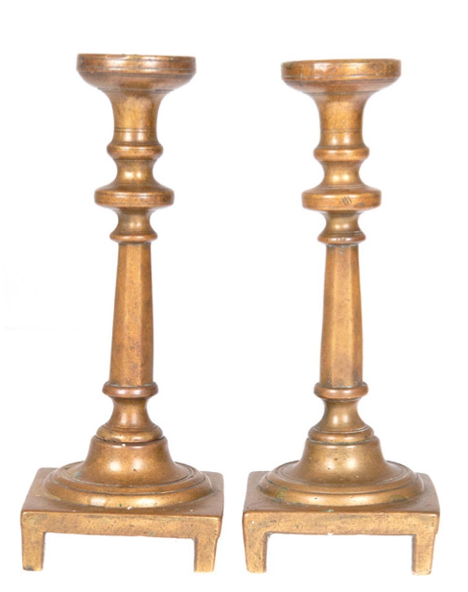 Paar Bronze-Leuchter,19. Jh., einkerzig, quadratischer Stand mit 4 Füßen, verschraubter, gegliedert