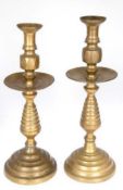 Paar Barock-Kerzenleuchter, Bronze, reliefierter, gegliederter Schaft, große Auffangschale, Tülle i