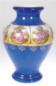 Vase, blauer Fond mit floraler Goldstaffage, umlaufend Bordüre mit polychromen galanten Szenen nach