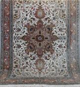 Täbris, Persien, mehrfarbig, mit zentralem Medaillon und floralen Motiven, eine Hälfte ausgeblichen