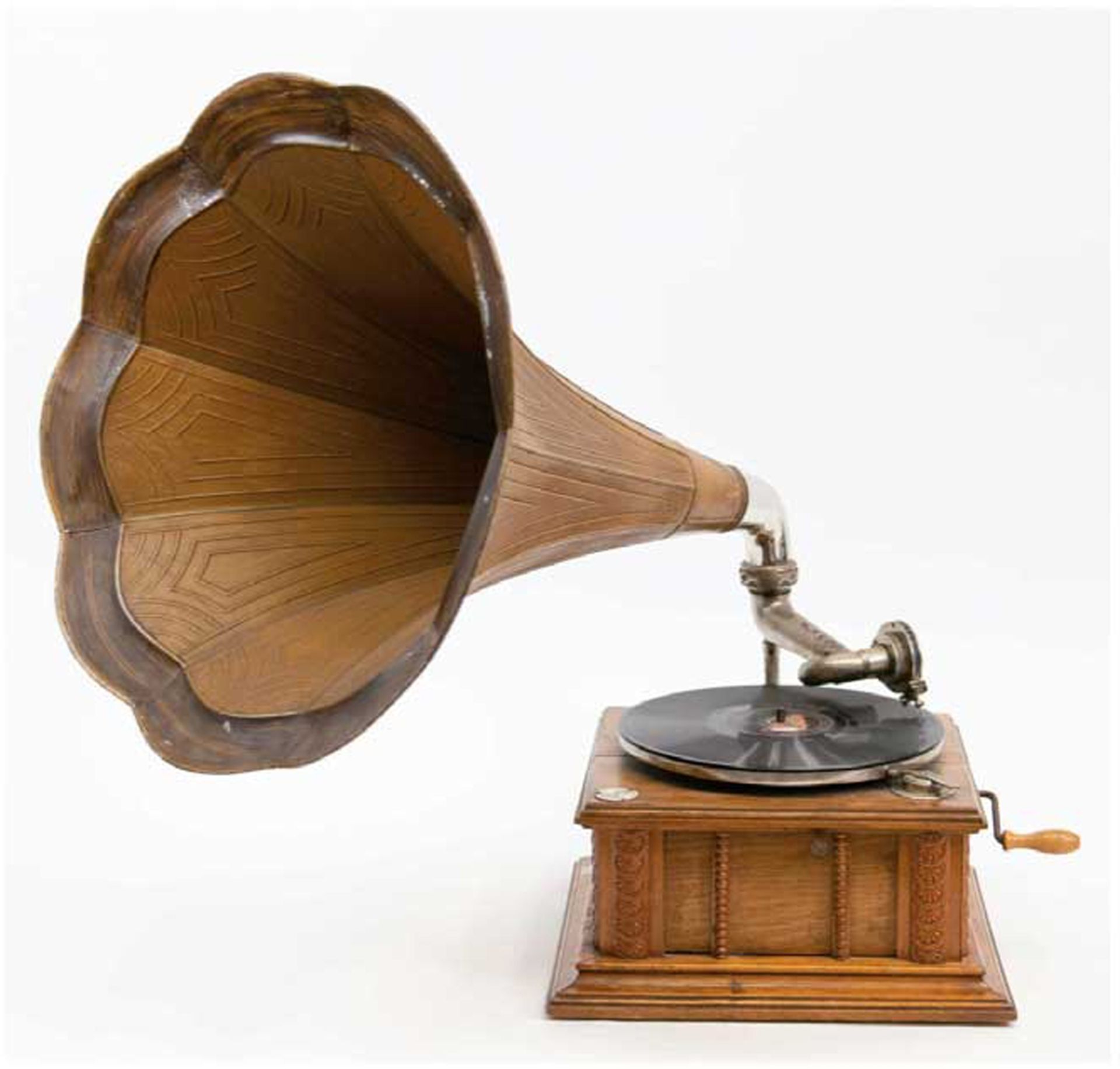 Trichter-Grammophon, Eiche und Metallguß, farbig lackiert, profilgerahmter Korpus, Plattenteller mi