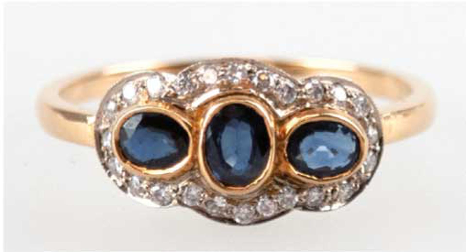 Ring, querovaler Ringkopf, im Art-Deco-Stil, 750er GG, Gew. 2,9 g, 3 blaue Saphire von 0,75 ct., Br