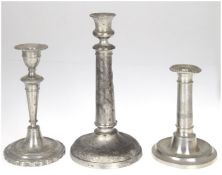 3 div. Biedermeier-Kerzenleuchter, Zinn, z.T. gedellt, H. 14,5, 17,5 und 23 cm