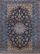 Isfahan, Persien, Wolle auf Seide, Arabeskenzeichnung auf blauem Grund, sehr feine Knüpfung, mit ze