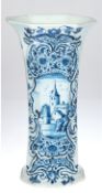 Vase, Delft, um 1820, blaue Bemalung, in Reliefkartusche Burgansicht, 8-kantige Form, restauriert, 