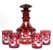 Karaffe mit 4 Bechern, Egermann-Glas, rot gebeizt und geschliffen, Karaffe H. 25 cm, Gläser H. 9 cm