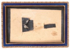 Kleiner Standbilderrahmen, Messing reliefiert, z.T. blau emailliert, ges. 9,8x6,8 cm