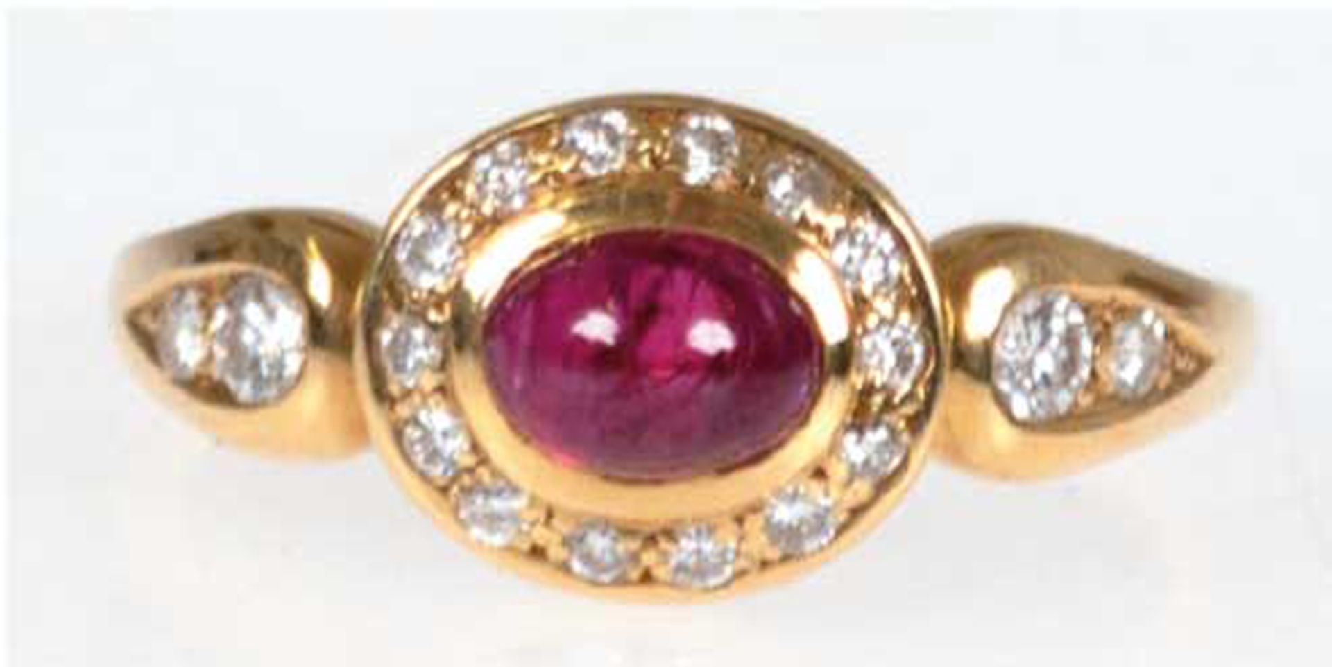 Ring, 750er GG, besetzt mit ovalem Rubincabochon mit einer Entourage  von kleinen Brillanten, RG 60