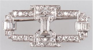 Art-Deco-Brosche, um 1920, Platin, Gew. 4,4 g, Brillanten z.T. im Baguette-Schliff von ca. 2,10 ct.