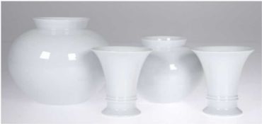 Konvolut  von 4 Vasen, Fürstenberg, weiß, 2x Kugelform, H. 11 cm und 15 cm und 2 Kratervasen, H. 10