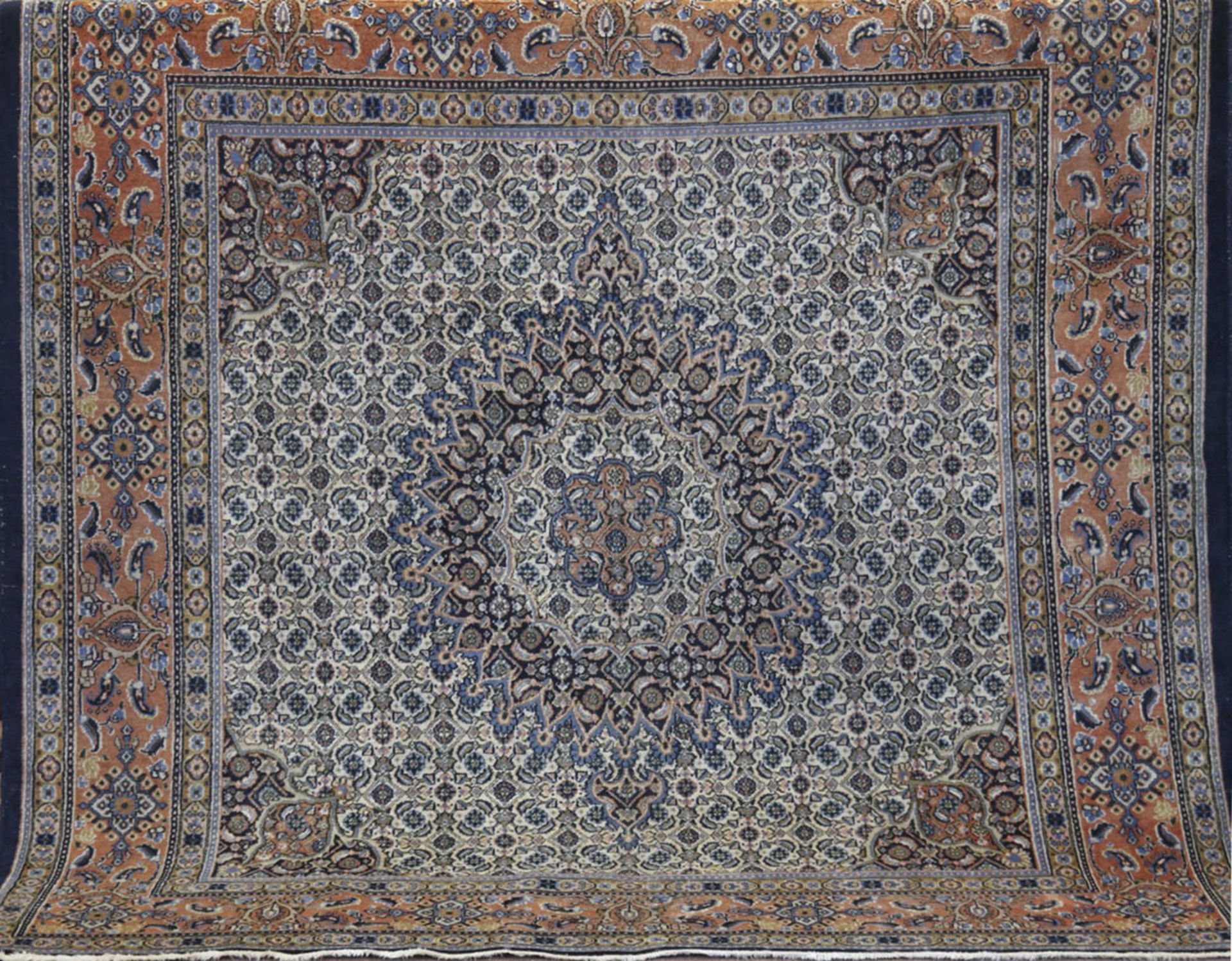 Orient-Teppich, Moud, Persien, dunkelgrundig, mit zentralem Medaillon, Floralmotiven, Kanten sowie 