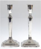 Paar Kerzenleuchter, Schweden, 830er Silber, punziert, 8-eckiger, gefüllter Stand und Schaft, vasen
