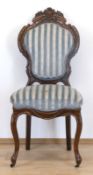 Louis-Philippe-Stuhl, Mahagoni, beschnitzt, frontseitige geschwungene Beine auf Rollen, gepolsterte