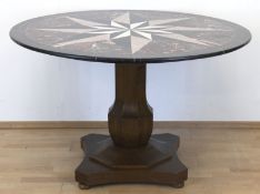 Tisch mit Marmorplatte, Eiche, über 8-kantiger Säule auf 4-passig eingebogtem Fuß runde Marmorplatt