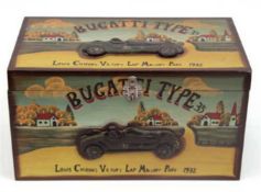 Spielzeugkiste mit Inhalt, Holz, bemalt "Bugatti- Louis Chirons Victory Lap Mallory Park 1932", mit