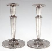Paar Kerzenhalter, 830er Silber, Schweden, punziert, runder gefüllter Stand mit Palmettenrelief, Ge