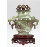 Deckelgefäß, China, Jade, im Querschnitt ovale Form mit Reliefdekor und 2 figürlichen Handhaben, au