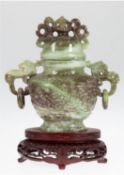Deckelgefäß, China, Jade, im Querschnitt ovale Form mit Reliefdekor und 2 figürlichen Handhaben, au