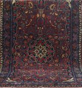 Rosenbidjar, Persien um 1920, sehr guter altersgerechter Zustand, rotgrundig mit floralem Muster, 1