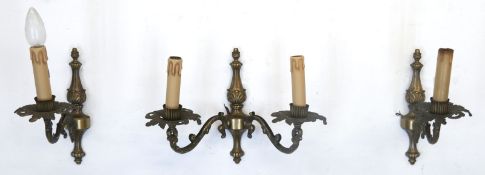 3 Wandleuchter, 2x 1-flammig, 1x 2-flammig, Messing, reliefierte Blattverzierungen, H. 26 cm, T.  2