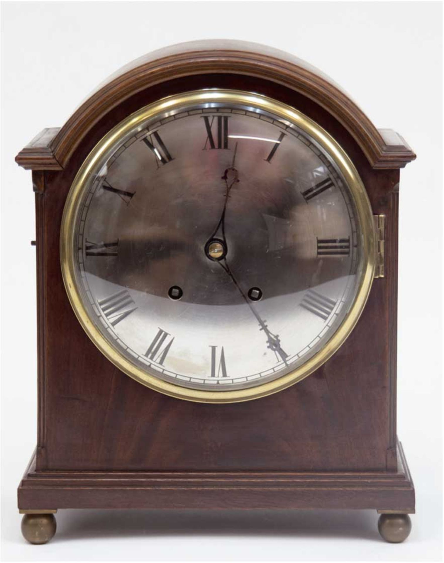 Englische Bracketclock um 1900, im Mahagonigehäuse, mit versilbertem Zifferblatt, mit 4/4 Schlag au