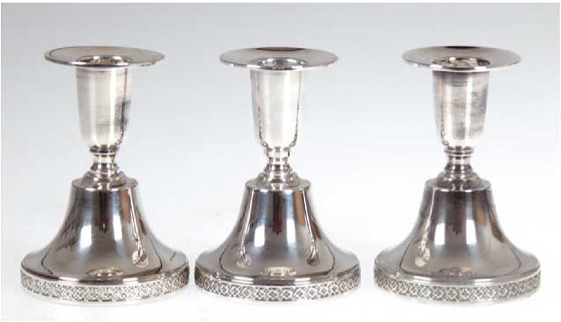 3 Kerzenhalter, 830er Silber, Schweden, punziert, runder, gefüllter Stand mit Reliefkante, H. 9,5 c