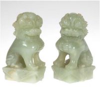 Paar Wächterlöwen, grüne Jade, geschnitzt, H. 8 cm