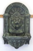 Wandfontaine, Kunststoff, grün, reliefierter Löwenkopf, 80x51x35 cm