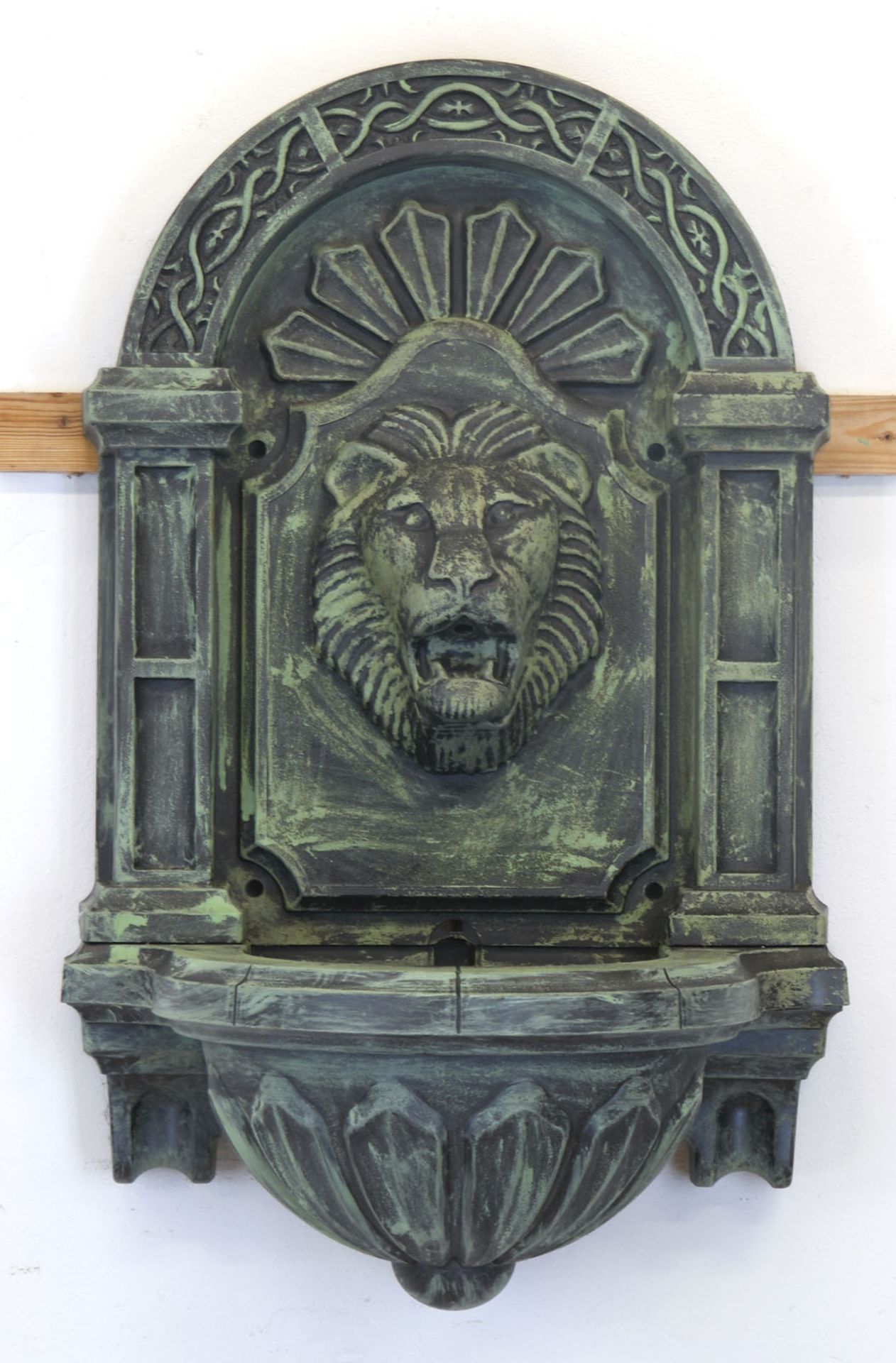 Wandfontaine, Kunststoff, grün, reliefierter Löwenkopf, 80x51x35 cm