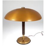 Bauhaus-Tischlampe, Metall, in Mattgold gefaßt, Schaft mit Bakelit, 1-flammig, H. 142 cm