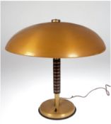 Bauhaus-Tischlampe, Metall, in Mattgold gefaßt, Schaft mit Bakelit, 1-flammig, H. 142 cm