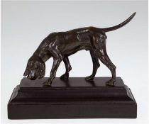 Skulptur "Jagdhund", Bronze, dunkel patiniert, H. 7,5 cm, L. 11,5 cm, auf Holzsockel, H. 3 cm