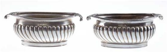Paar Gewürzgefäße in Jardinierenform, 925er Silber, London 1866, ges. 217 g, oval, godroniert, je 2
