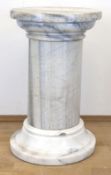 Marmorsäule, weiß, über rundem Stand zylindrische Säule mit runder Deckplatte, 3-teilig, H. 81 cm, 
