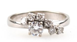 Brillant-Ring, 585er WG, asymmetrische Ringkopfgestaltung, besetzt mit 7 Brillanten von zus. ca. 0,