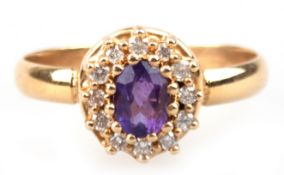 Ring, 585er GG, ges. 5,94 g, besetzt mit oval facettiertem Amethyst, der umrandet wird von 12 Brill