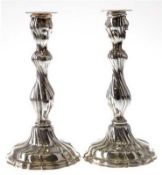 Paar Kerzenhalter, 835er Silber, runder Stand gefüllt, geschweifter Rippendekor, H. 19 cm
