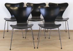 5 Stühle, Dänemark, Entw. Arne Jacobsen 1955 für Fritz Hansen, Serie 7, Schichtholz, schwarz gefaßt