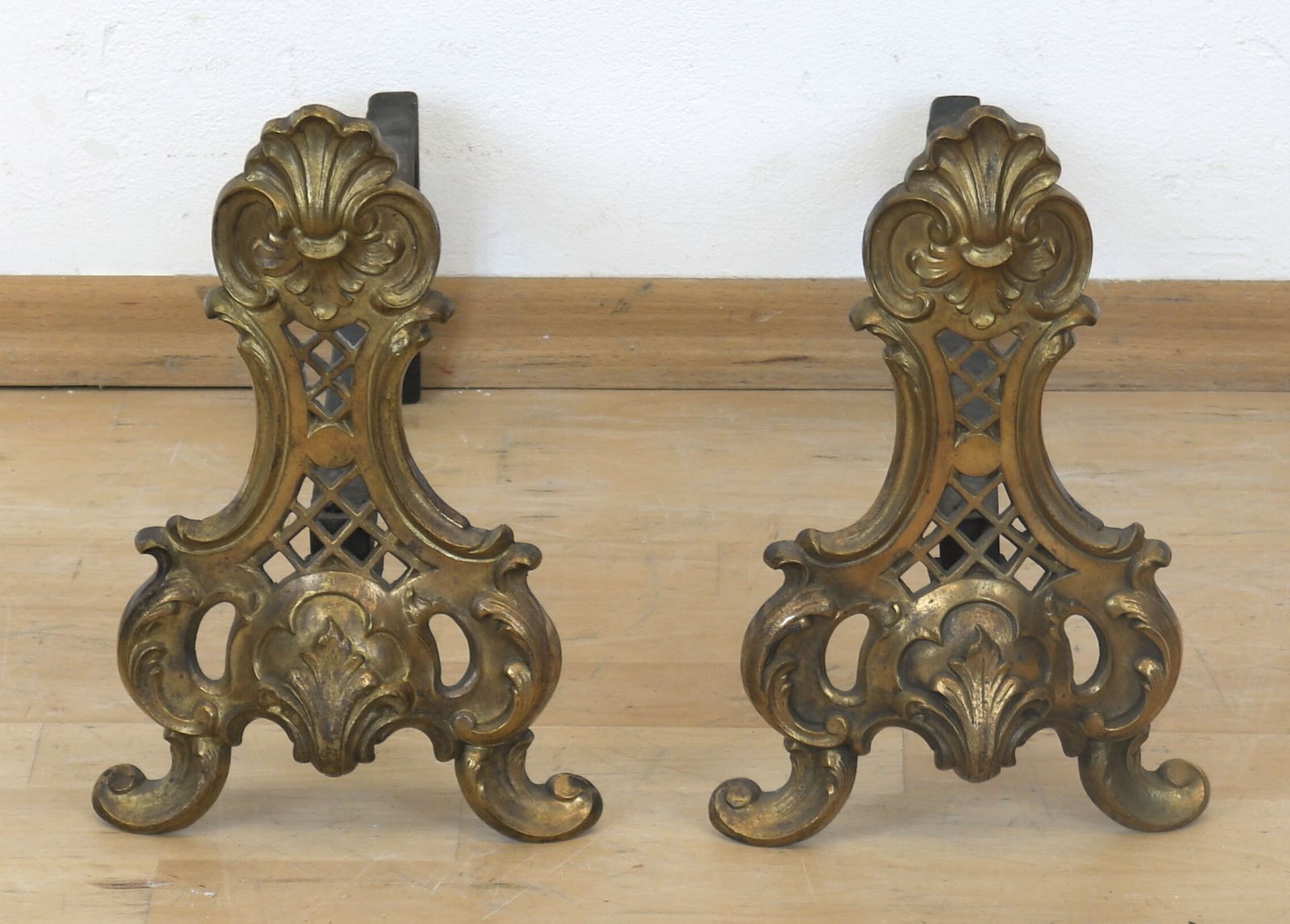 Paar Kaminböcke, Bronze, geschweifte, durchbrochene Form mit Muschel- und Blattornamenten, 27x17x52