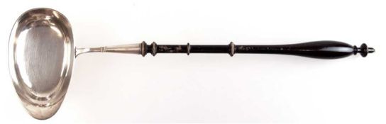 Kelle, Silber, Schweden 1841, punziert, gedrechselter, ebonisierter Holzgriff, Gebrauchspuren, L. 4
