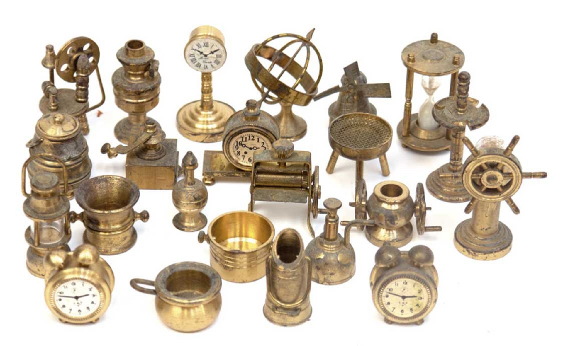 Konvolut Miniaturen, kleine Figuren aus Messing, dabei Geschirr, Uhren, Sanduhr, Globus, Laterne, W