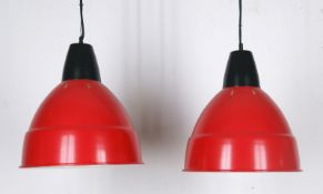 Paar Industrielampen, Metall, rot gefaßt, innen weiß, H. 37 cm, Dm. 38 cm